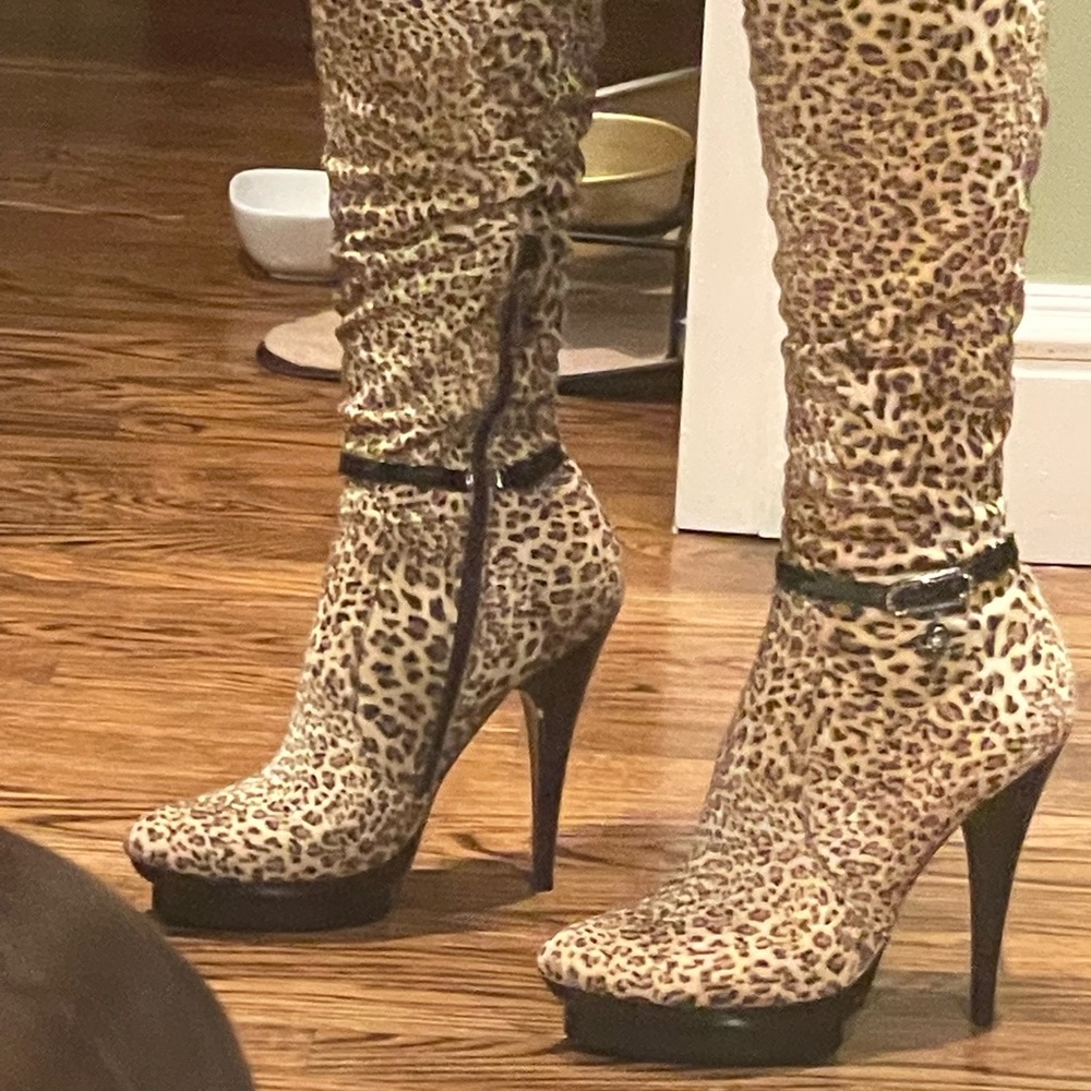 Women sexy boots little over the knee , brand new without the box .